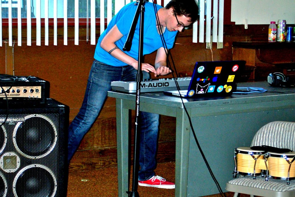 dAVE Inden performing music solo live with a keyboard and laptop.
